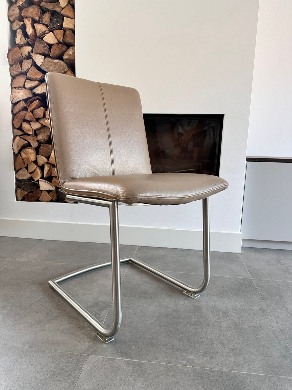 4 taupe lederen Henders en Hazel design stoelen rvs frame, ---, Henders en Hazel, Ophalen of Verzenden, Zo goed als nieuw