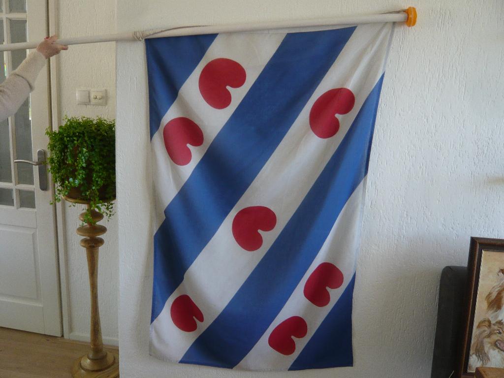 Friese vlag met stok, Ophalen