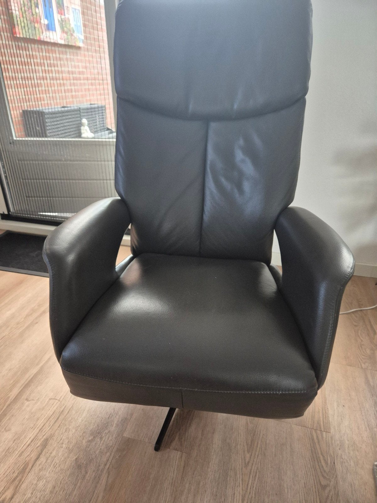 Foto 2 van Donkerbruine relaxfauteuil - Comfortabel en stijlvol