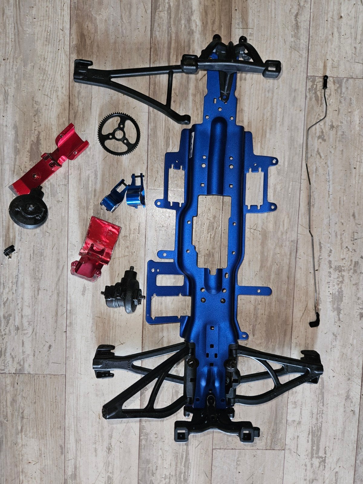 traxxas E revo 3.3 chassis + nog wat onderdelen, Hobby en Vrije tijd, Gebruikt, Auto offroad, Ophalen of Verzenden, Nitro