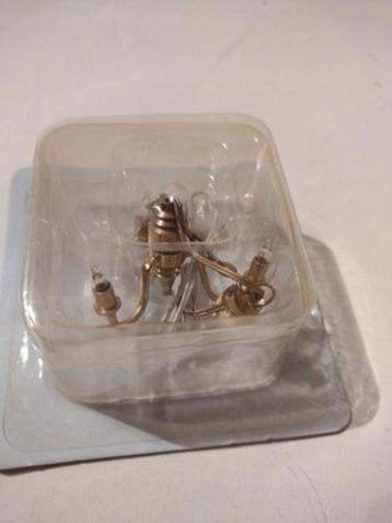 plafond hanglamp 3 lamps 12 Volt. in messing / poppenhuismin, Verzamelen, Poppenhuizen en Toebehoren, Ophalen, Nieuw, Gebruiksvoorwerp