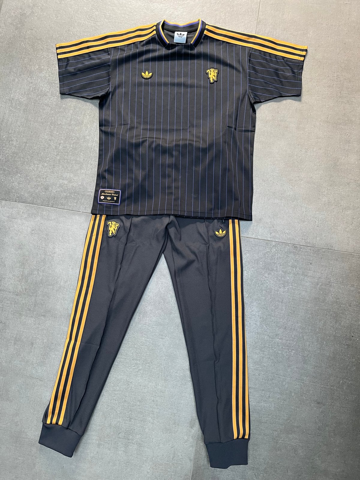 Manchester United Trainingspak Zwart/Goud, Zwart, Nieuw, Ophalen of Verzenden, Voetbal