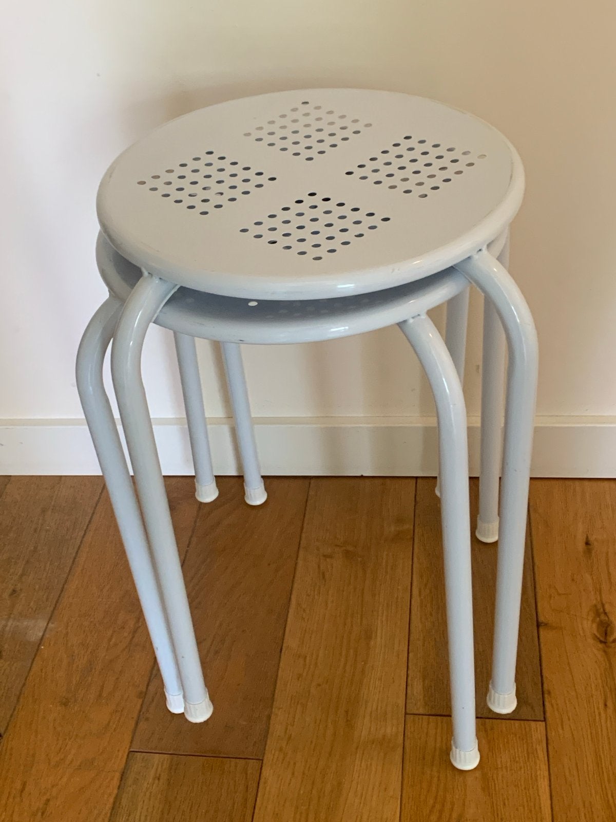 Set van 2 witte krukjes, zithoogte 45 cm, Ophalen, Gebruikt, Overige materialen