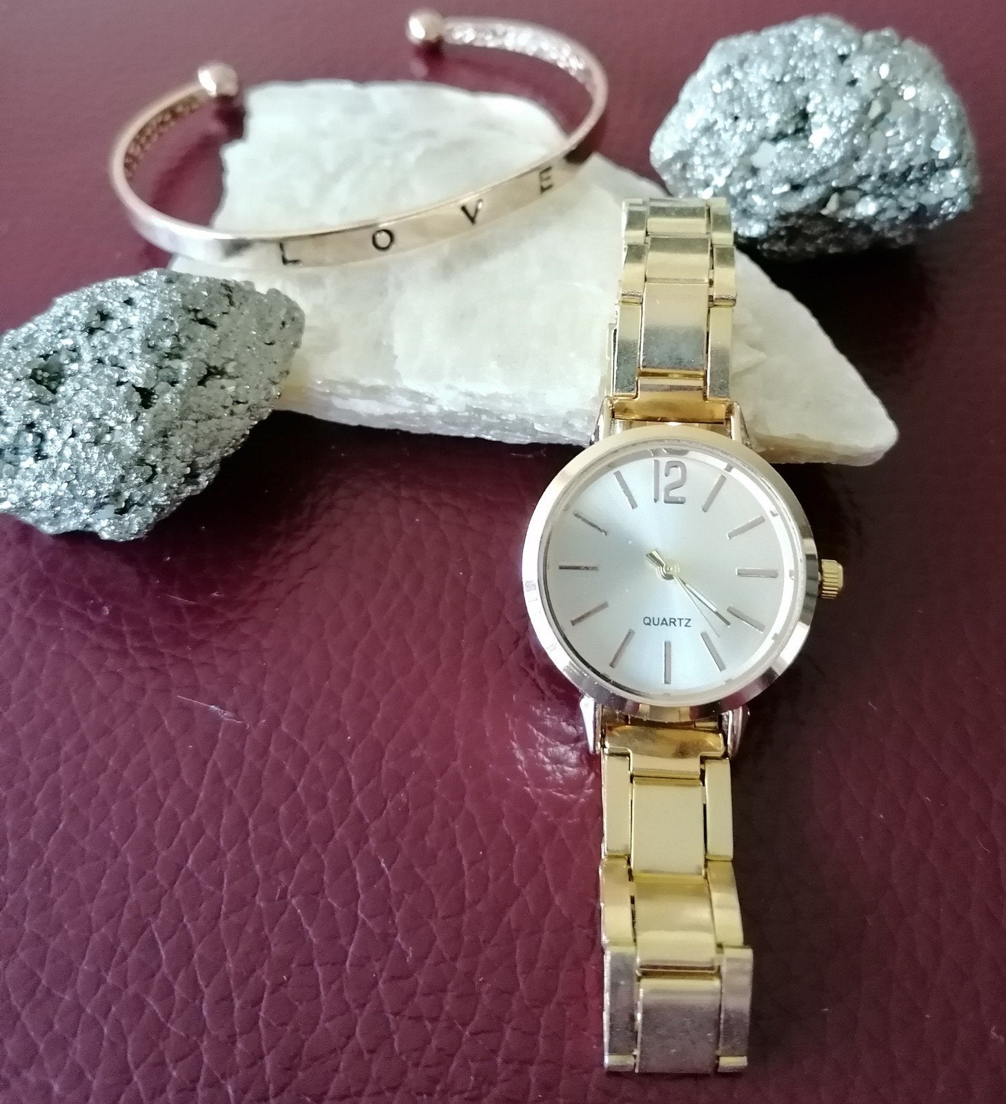 DAMES HORLOGE QUARTZ MET EEN ARMBAND MET LOVE EROP ERBIJ., Overige merken, Overige materialen, Polshorloge, Overige materialen