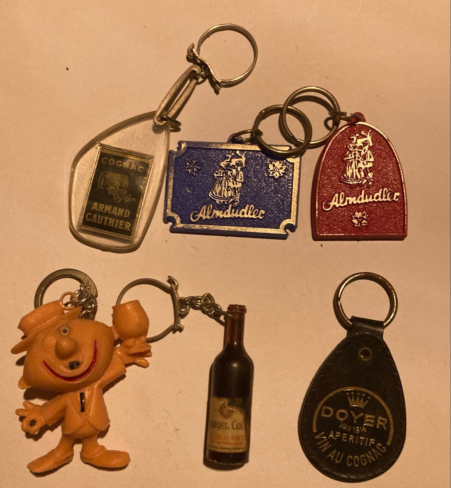 Sleutelhangers met drankthema - Cognac, Almdudler, Doyer, Ophalen of Verzenden, Gebruikt, Overige typen