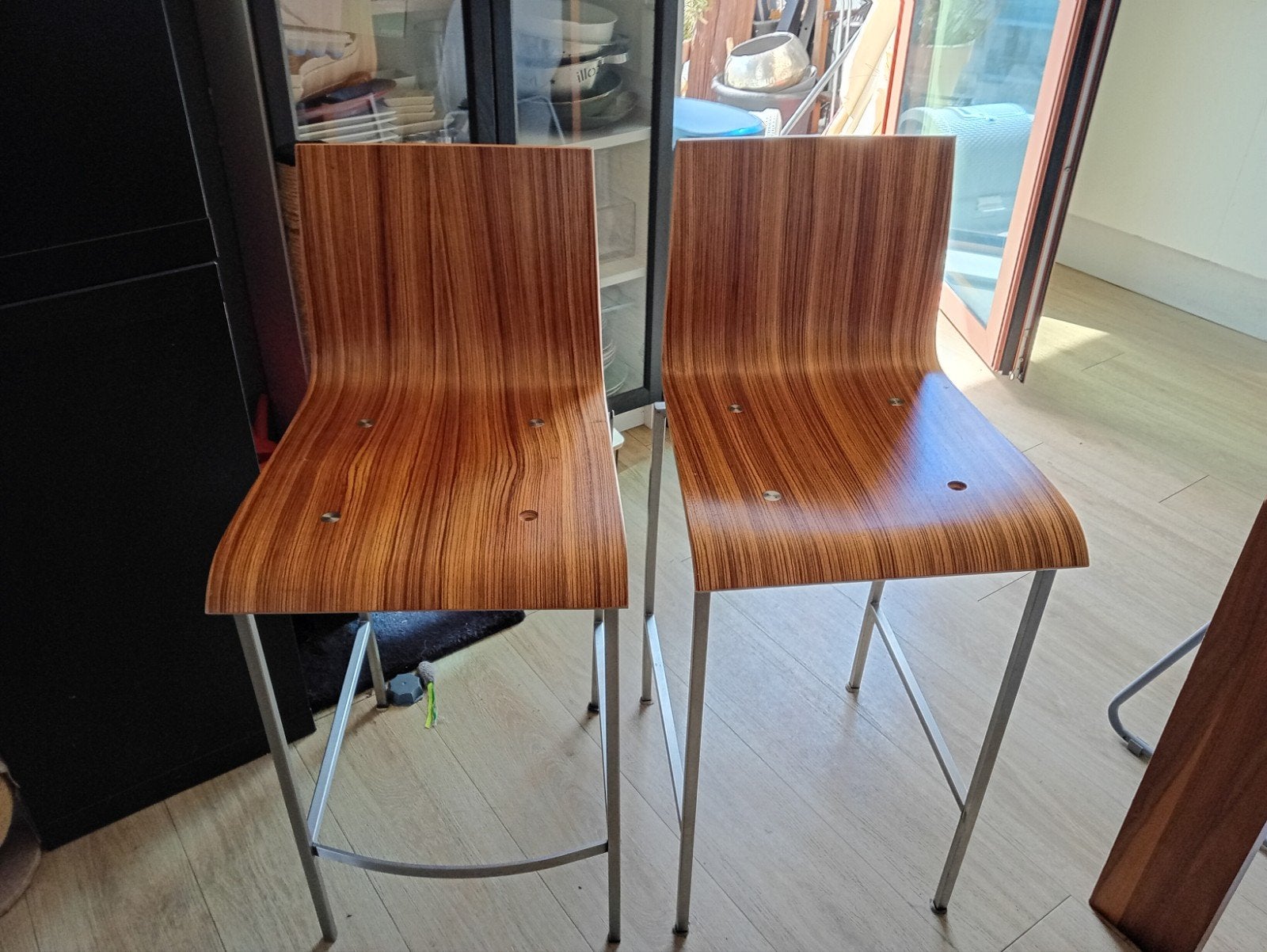 Set van 2 barkrukken met houtlook en metalen onderstel, Ophalen, Gebruikt, Met voetsteun, 90 cm of meer