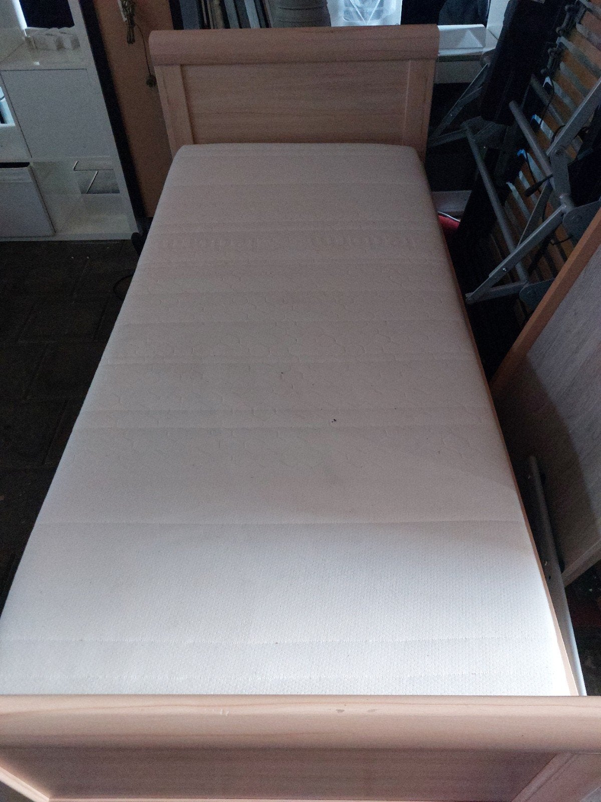 Senioren bed. Bodem elektrisch verstelbaar +matras 90x200, Huis en Inrichting, Slaapkamer | Bedden, Ophalen, Verstelbaar, 90 cm