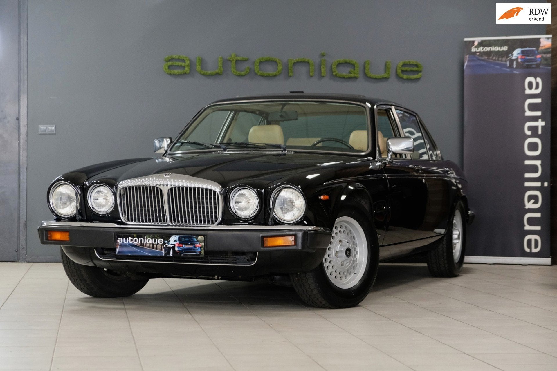 Daimler Double Six 5.3 V12 VandenPlas goed onderhouden, Auto's, Oldtimers, Achterwielaandrijving, Beige, 287 pk, Zwart