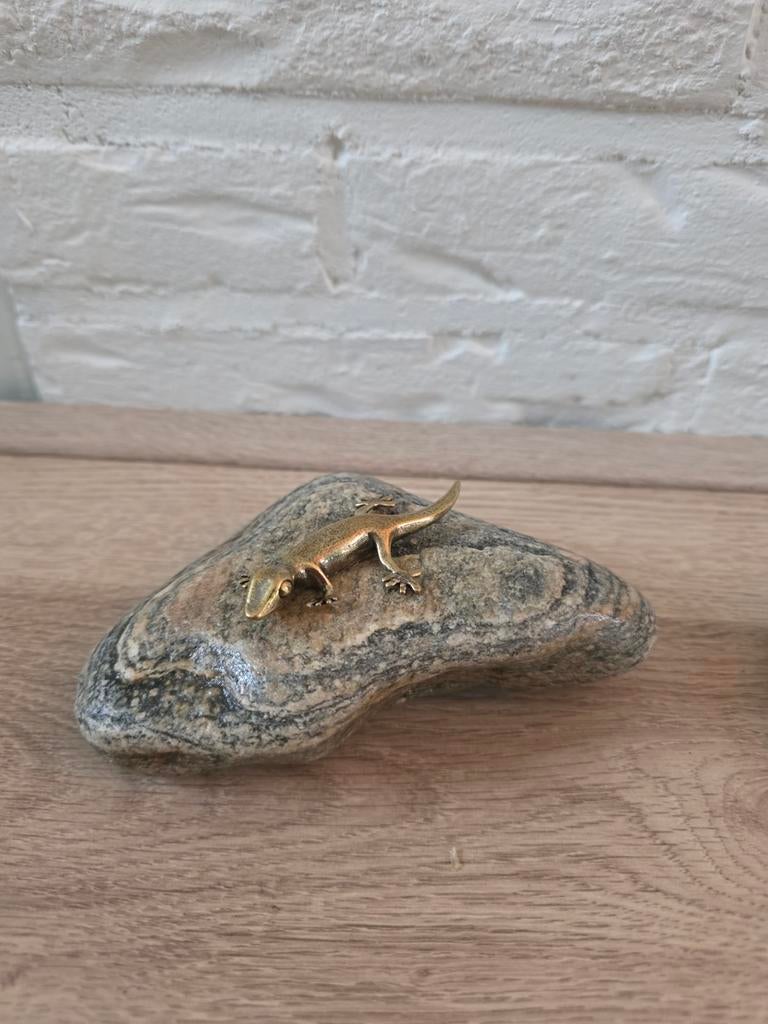 Metalen gekko op kei, Ophalen of Verzenden, Nieuw, Steen/keramiek