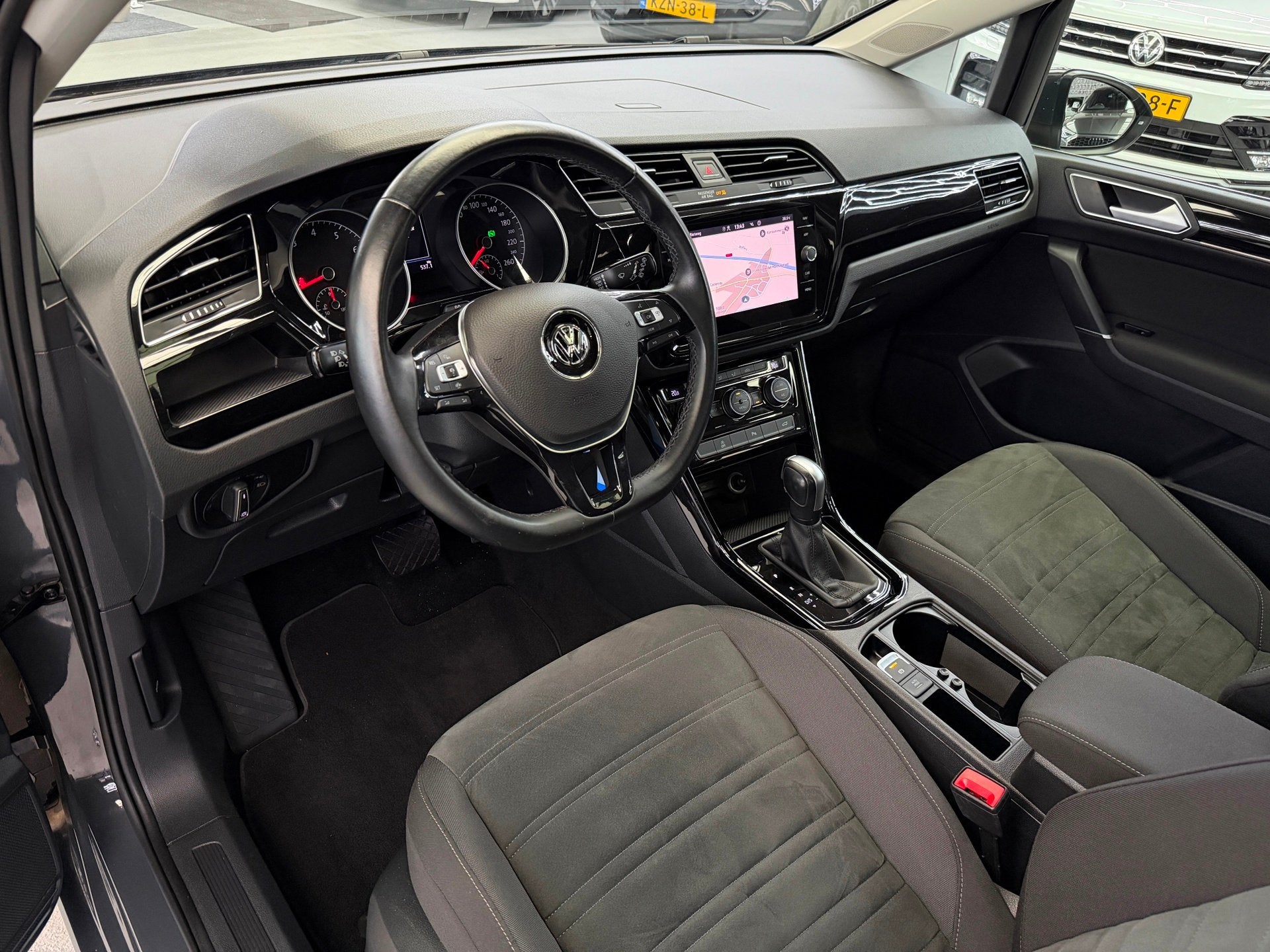 Volkswagen Touran 1.5 TSI Highline 7p Carplay Panorama, Auto's, 15 km/l, Zwart, 4 cilinders, Origineel Nederlands