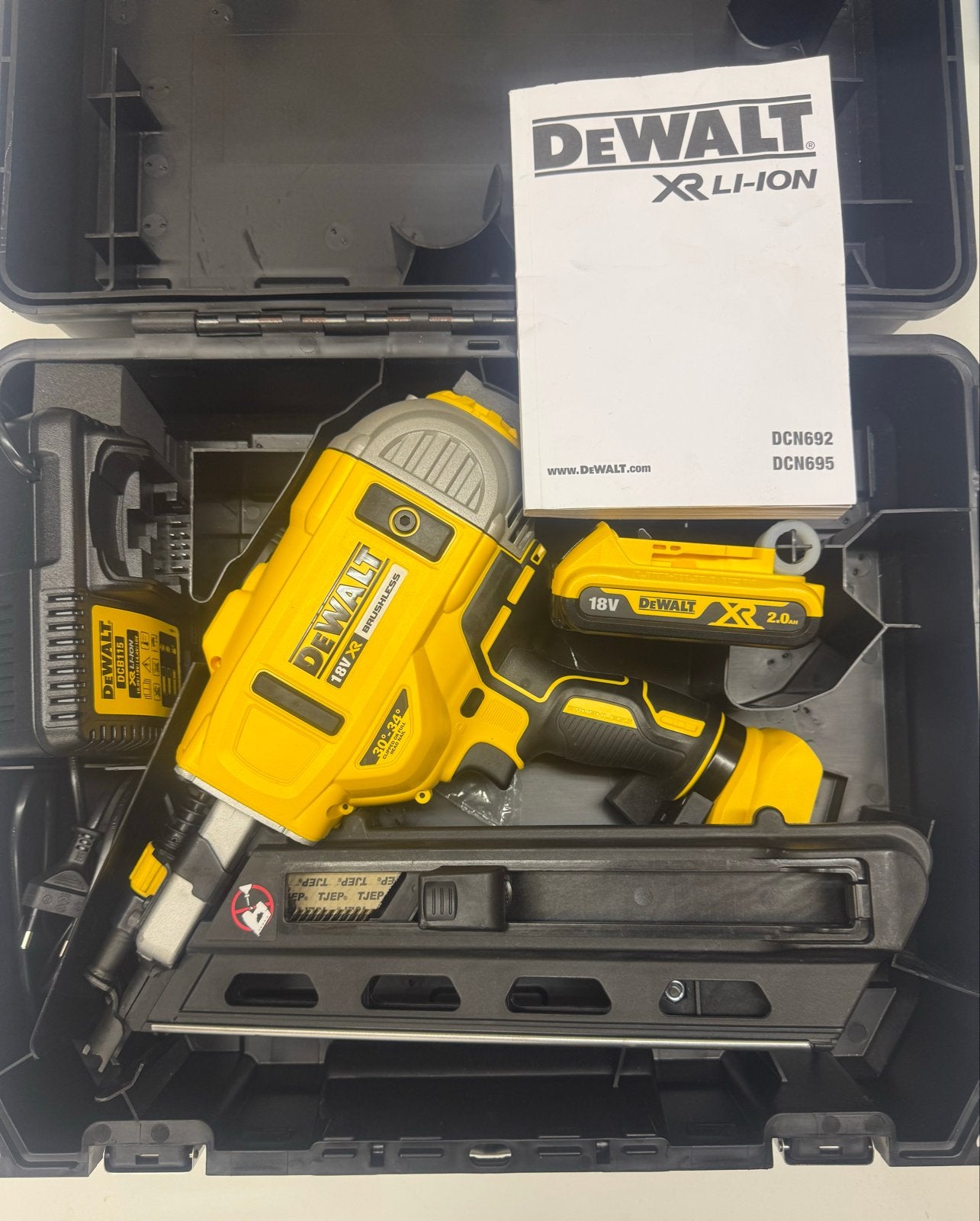 DeWalt DCN692 Spijkerpistool met accu en spijkers