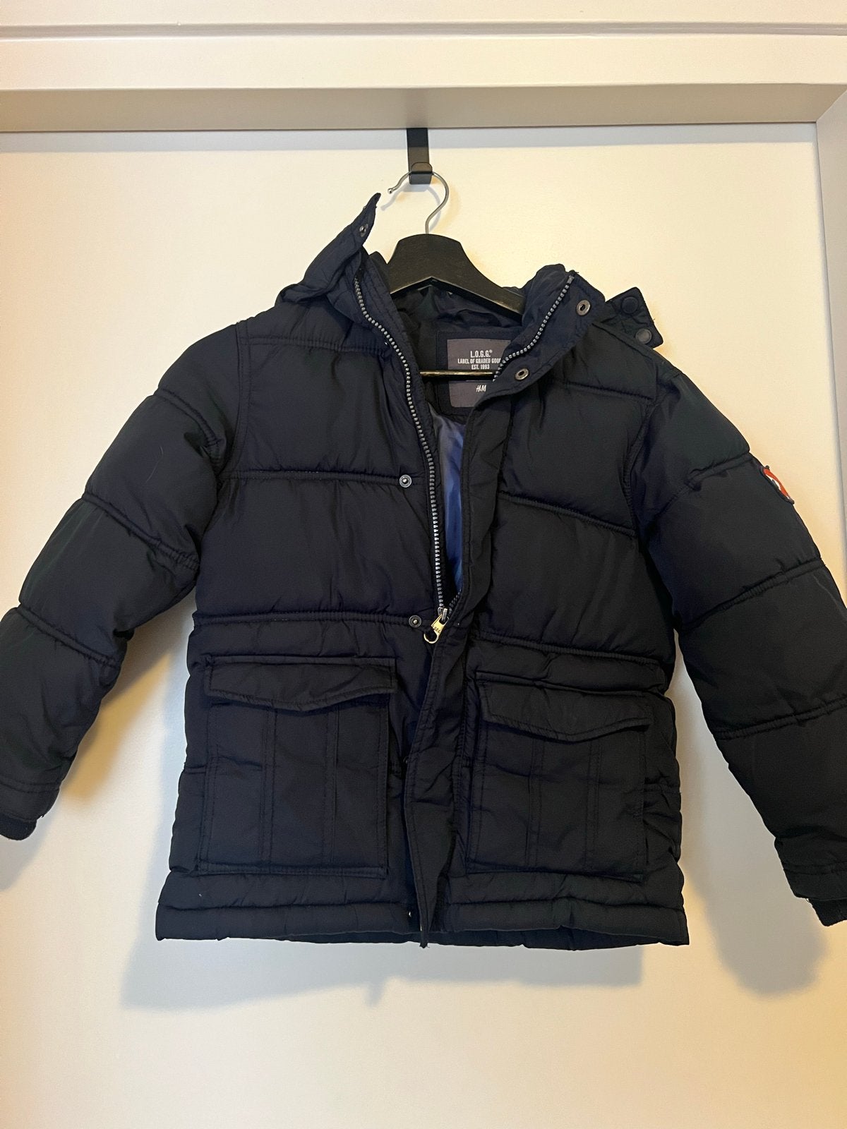 H&M L.O.G.G. Winterjas Maat 122 met kleine gaatjes, Ophalen of Verzenden, Gebruikt, Jongen of Meisje, Jas