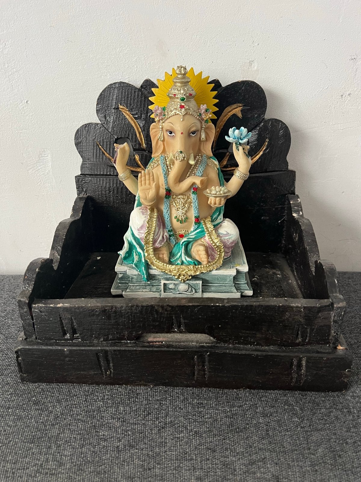 Ganesha beeld op houten sokkel, Huis en Inrichting, Gebruikt, Steen/keramiek, Ophalen of Verzenden, Meerkleurig