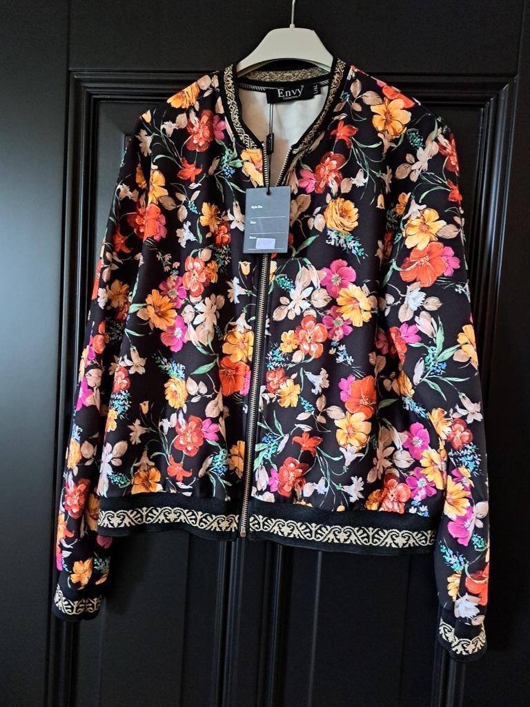 BOMBERJACK/ JASJE ZWART GEBLOEMD MAAT S/ M NIEUW, Kleding | Dames, Jasjes, Kostuums en Pakken, Ophalen of Verzenden, Nieuw, Zwart