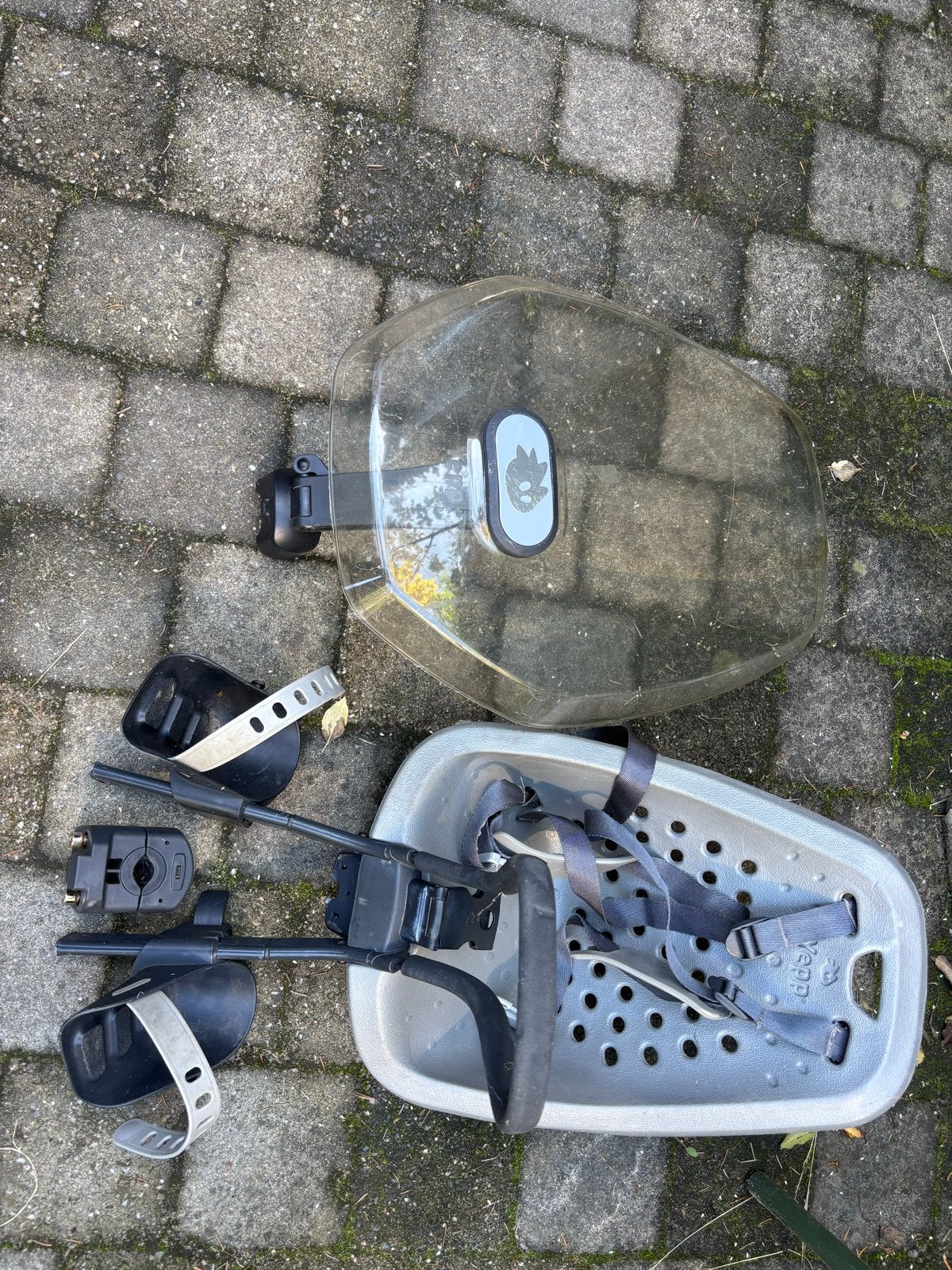 Thule Yepp fietszitje voor met windscherm, Fietsen en Brommers, Fietsaccessoires | Fietsstoeltjes, Ophalen, Gebruikt, Voetsteuntjes