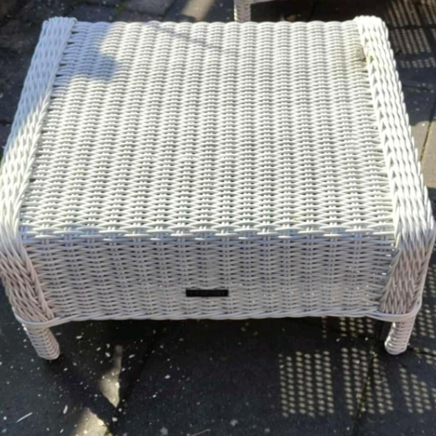 Twee witte hockers van kunststof ratan rotan, Ophalen, Kunststof