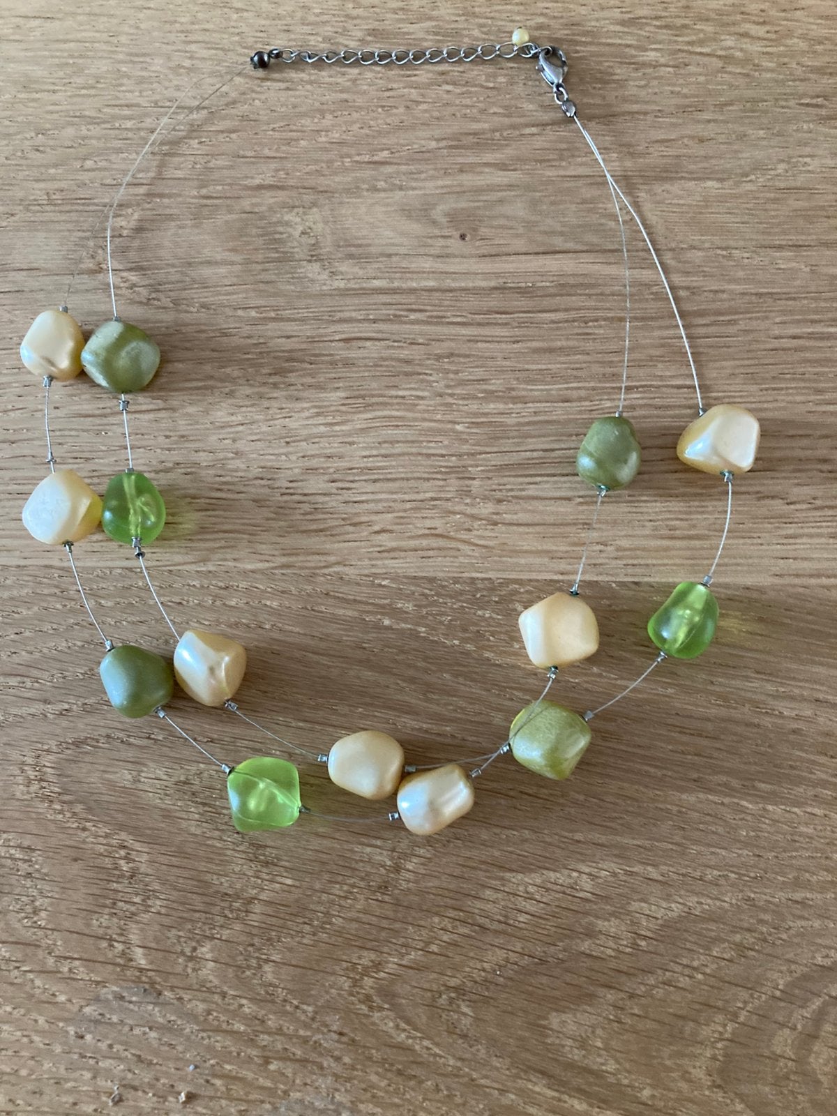 Korte ketting met groene kralen, Sieraden, Tassen en Uiterlijk, Ophalen of Verzenden, Gebruikt, Groen, Overige materialen
