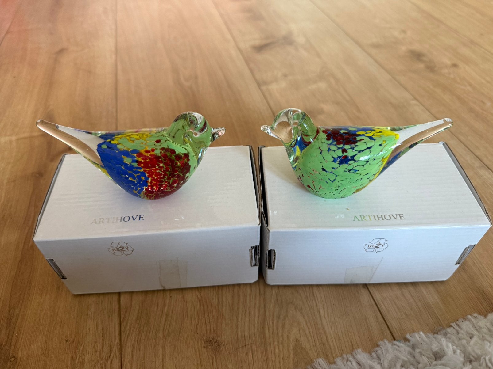 Twee glazen vogeltjes van Artihove - Nieuw in doos, Meerkleurig, Nieuw, Ophalen of Verzenden, Modern