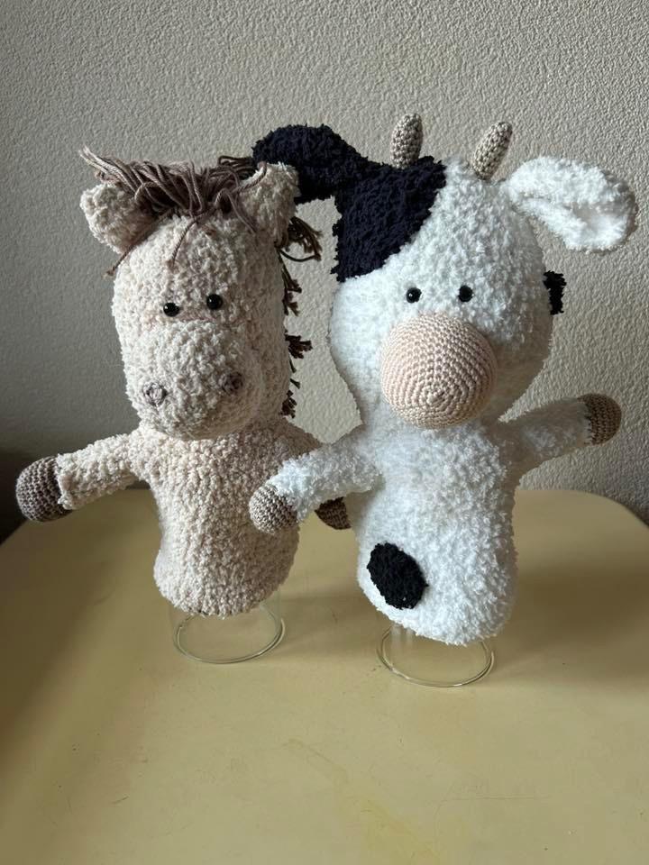 Cute Dutch koe Zoë & paard Perla handpoppen, Gebruikt, Overige merken, Ophalen of Verzenden, Klein (minder dan 20 cm)
