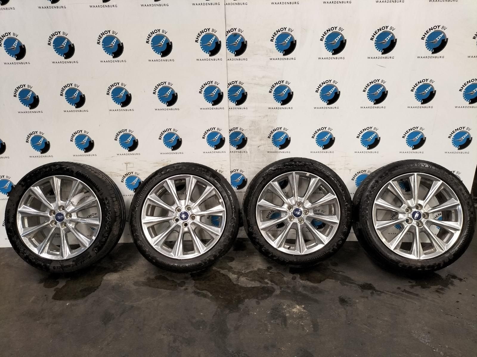 Ford S-max 2023 zomerset continental  245/45 19 Vignale, 19 inch, -, -, Banden en Velgen