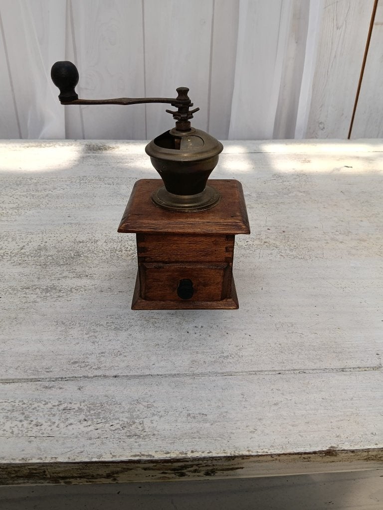Antieke handmatige koffiemolen (tafelmodel), Ophalen