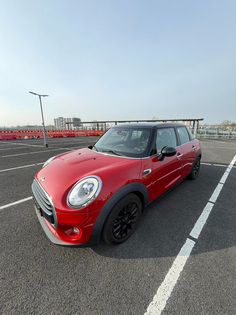 Mini 1.5 Cooper 5D AUTOMAAT 2017 Rood Zwart, Auto's, Mini, 136 pk, 49 €/maand, Origineel Nederlands, Particulier