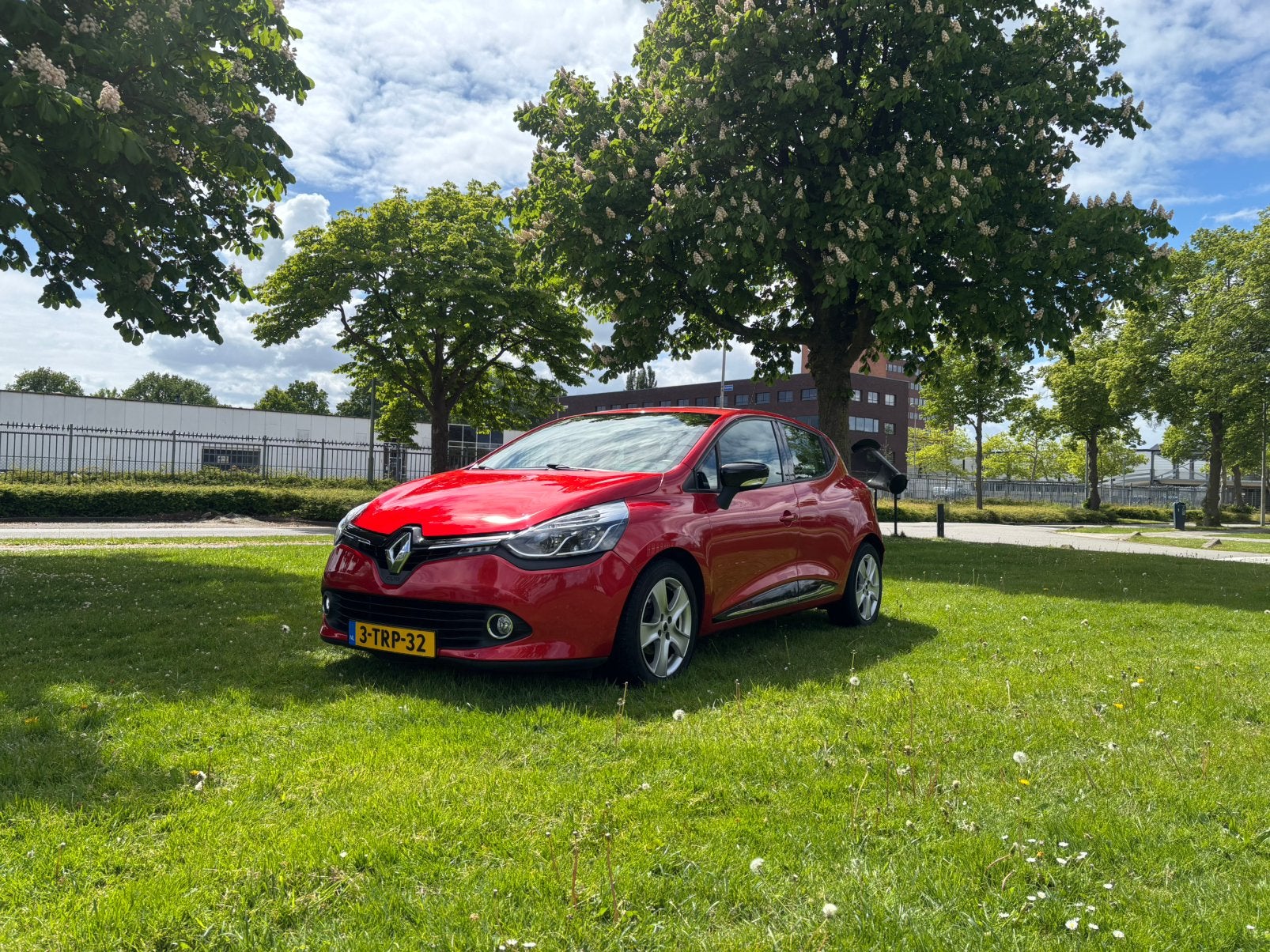Renault Clio 0.9 TCE 66KW 5-DRS 2014 Rood, Voorwielaandrijving, 898 cc, 40 €/maand, 540 kg