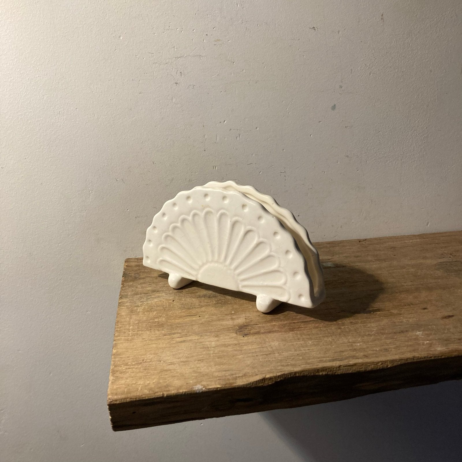 Vintage Witte Porseleinen Servethouder - Waaiervormig, Antiek en Kunst, Ophalen of Verzenden