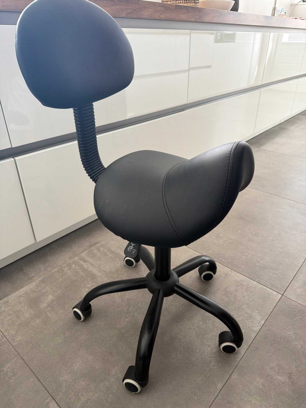 Zwarte ergonomische zadelkruk met rugleuning, Ophalen, Gebruikt, Zwart, Bureaukruk