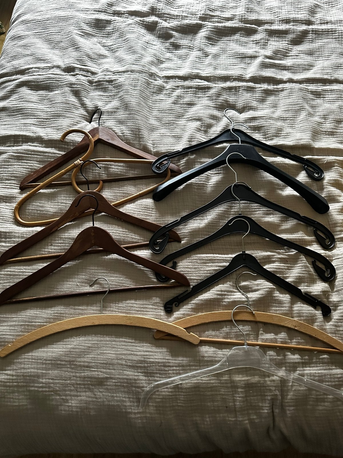 Gratis 12 kledinghangers (diverse materialen), Ophalen, Gebruikt, Hout, Volwassenen