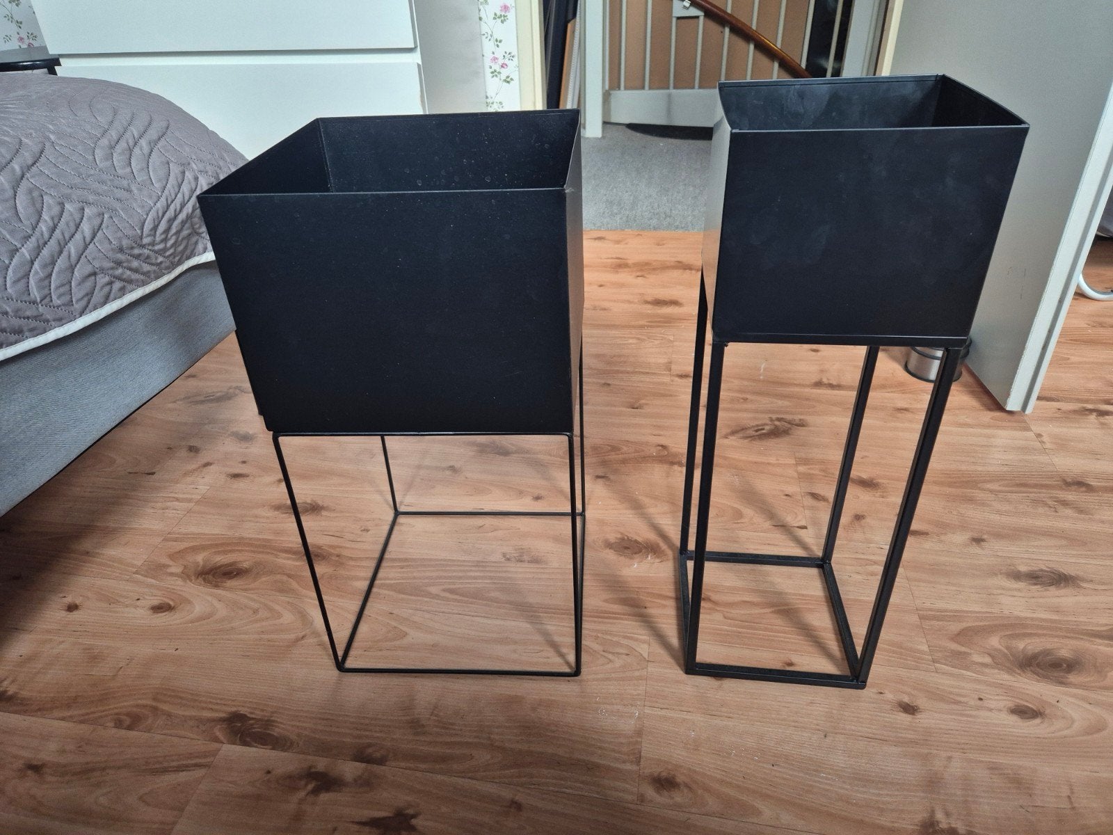 Set van 2 zwarte metalen plantenbakken op standaard, Tuin en Terras, Bloembakken en Plantenbakken, Ophalen, Gebruikt, Minder dan 60 cm