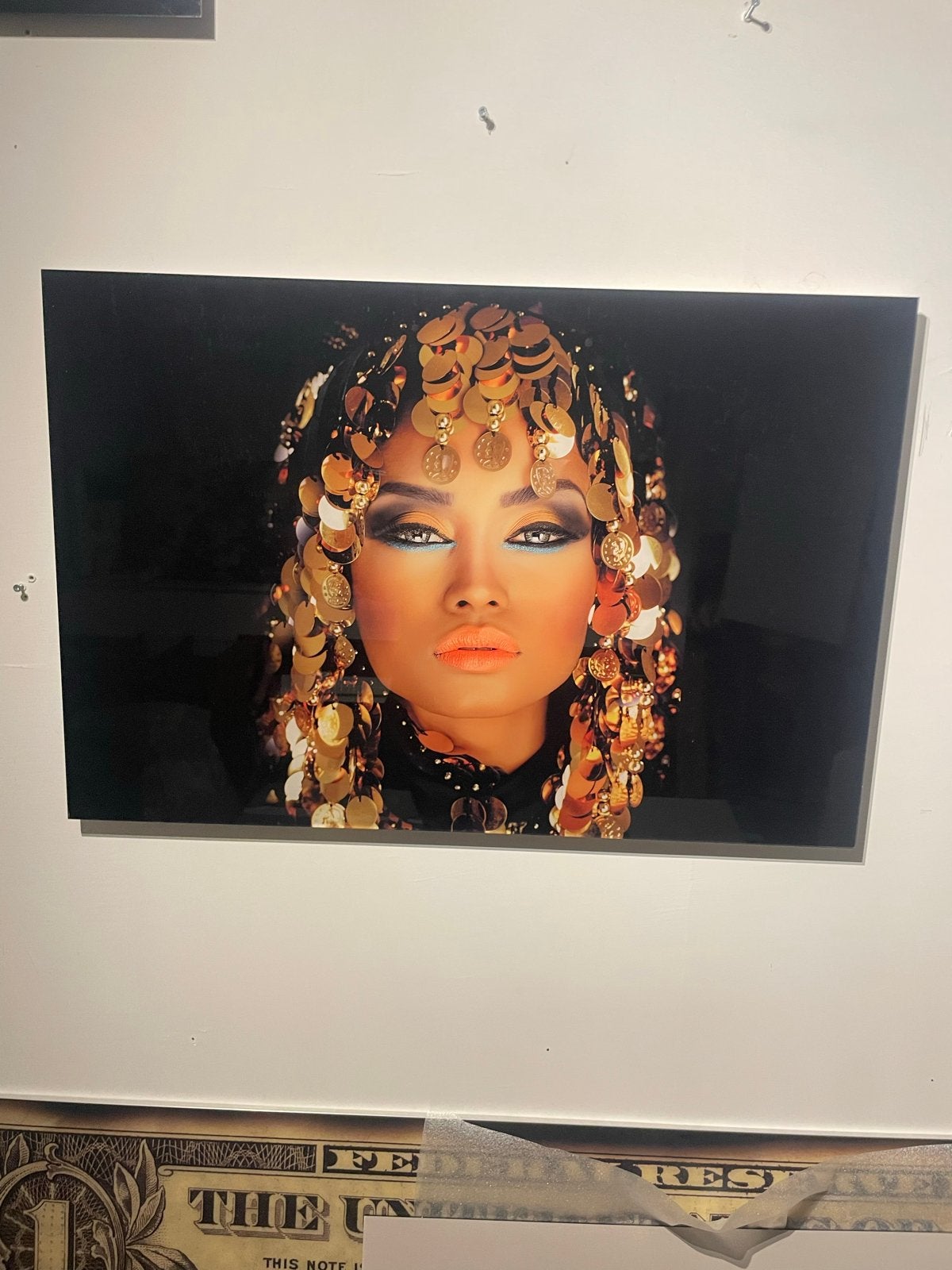 Modern Portret van Vrouw met Gouden Hoofddeksel 90x60, Achter glas, Ophalen of Verzenden, Print, Overige materialen
