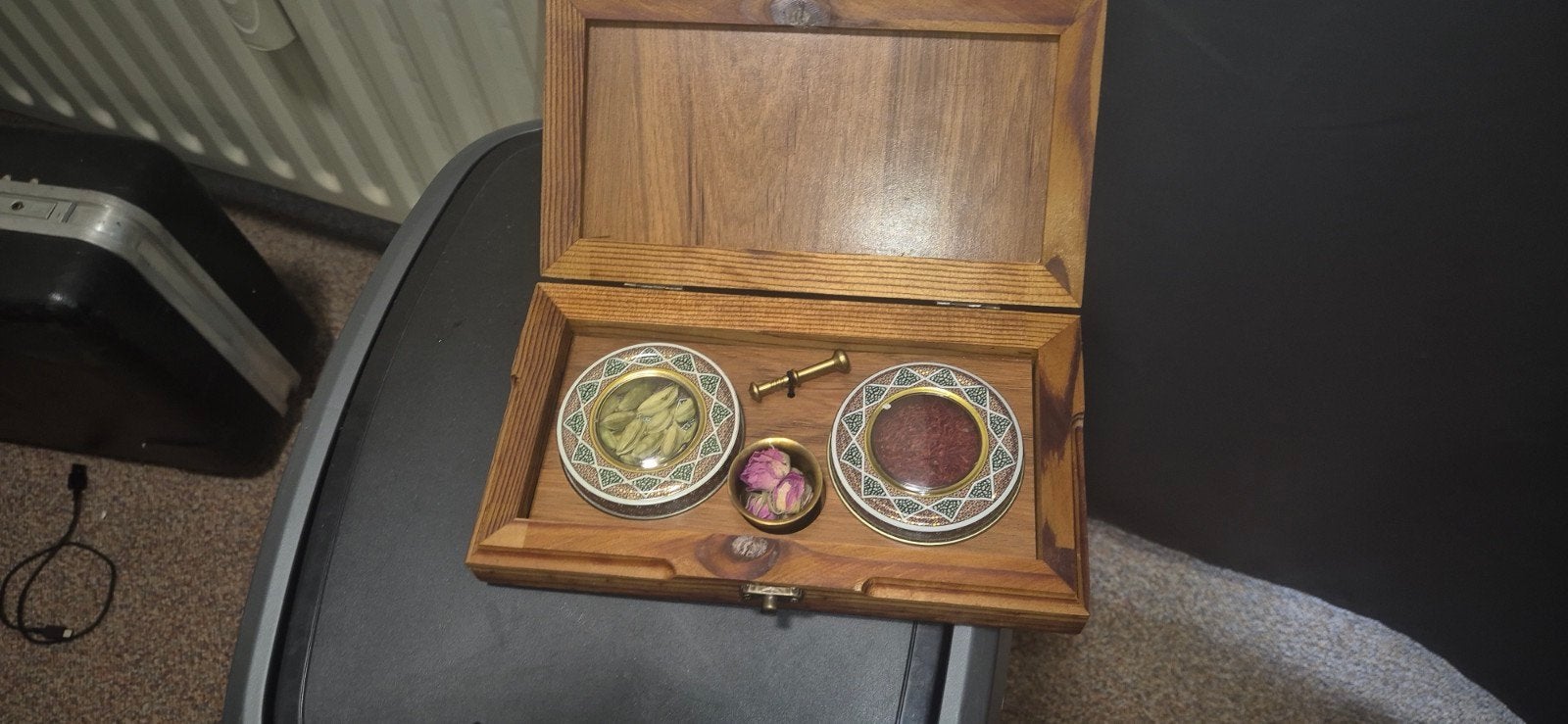Houten doos met mozaïek deksel en kruiden, Ophalen