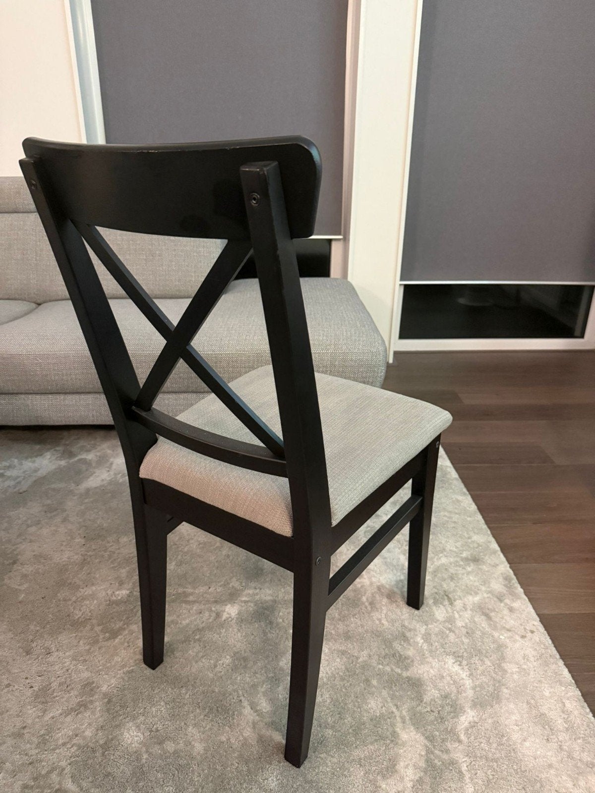 IKEA INGOLF Stoel - Zwartbruin met grijs kussen, Huis en Inrichting, Ophalen, Hout, Modern, Scandinavisch, Zwart