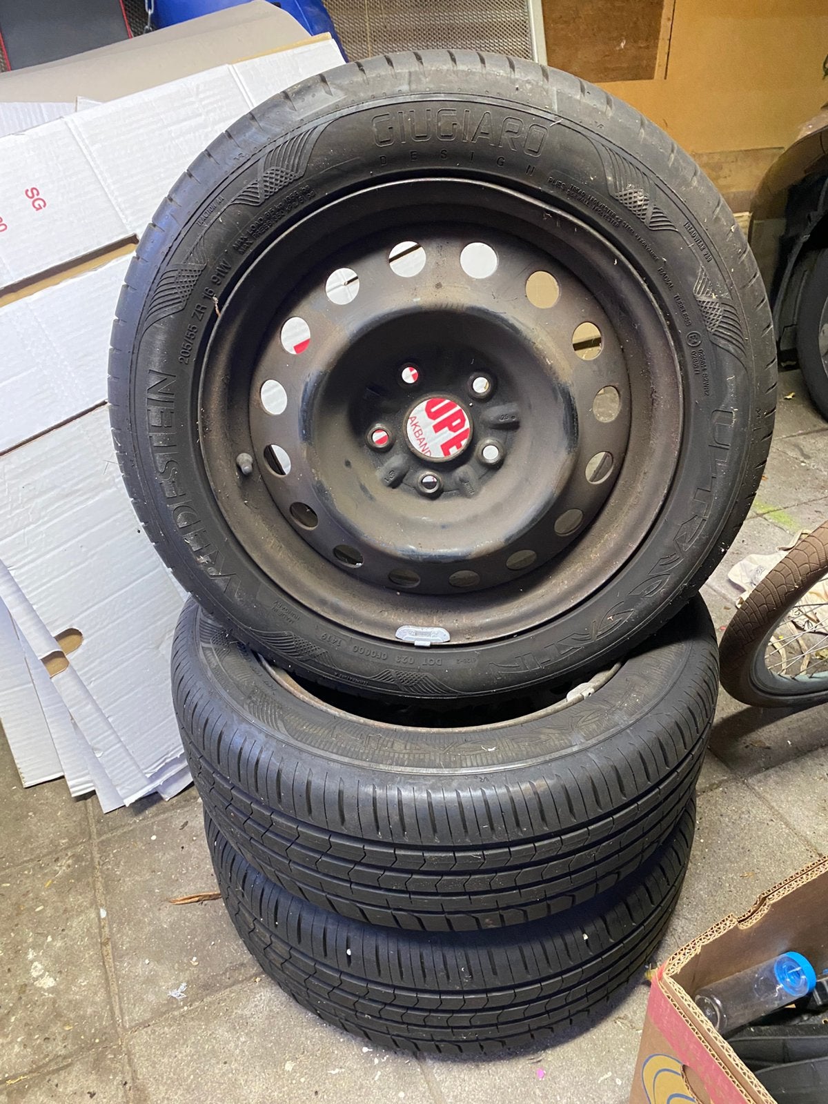 Winterbanden met velg 205/55 let op: 3 stuks, Ophalen, 16 inch, Banden en Velgen, 205 mm