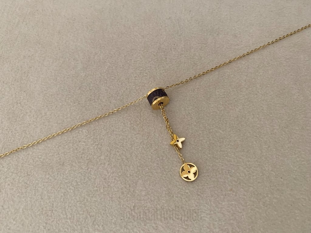Gouden monogram klaver ketting met bruine leren bedel, Overige materialen, Verstelbaar, Nieuw, Ophalen of Verzenden