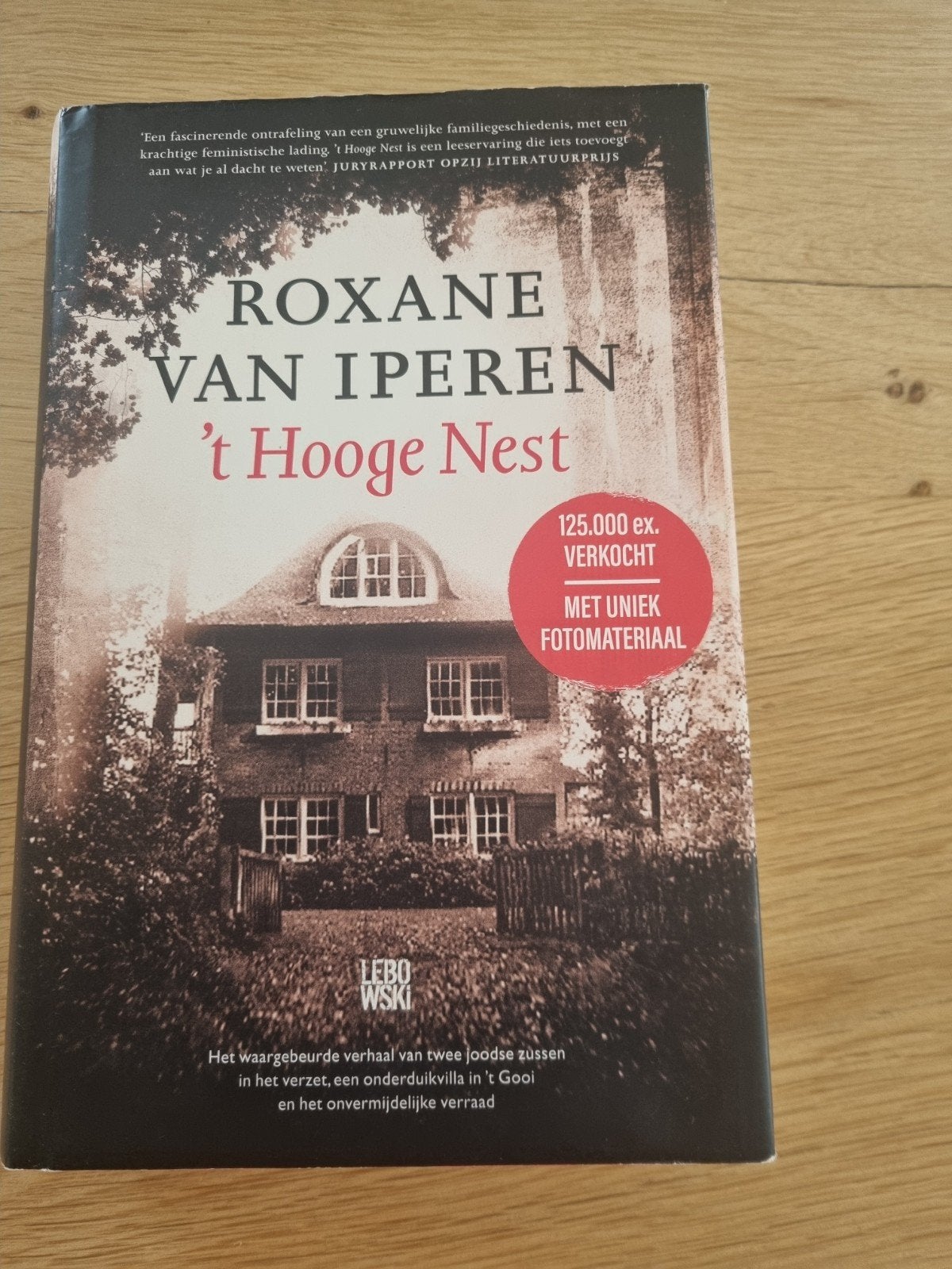 Roxane van Iperen - 't Hooge Nest (Paperback), Boeken, Romans, Gelezen, Nederland, Ophalen of Verzenden