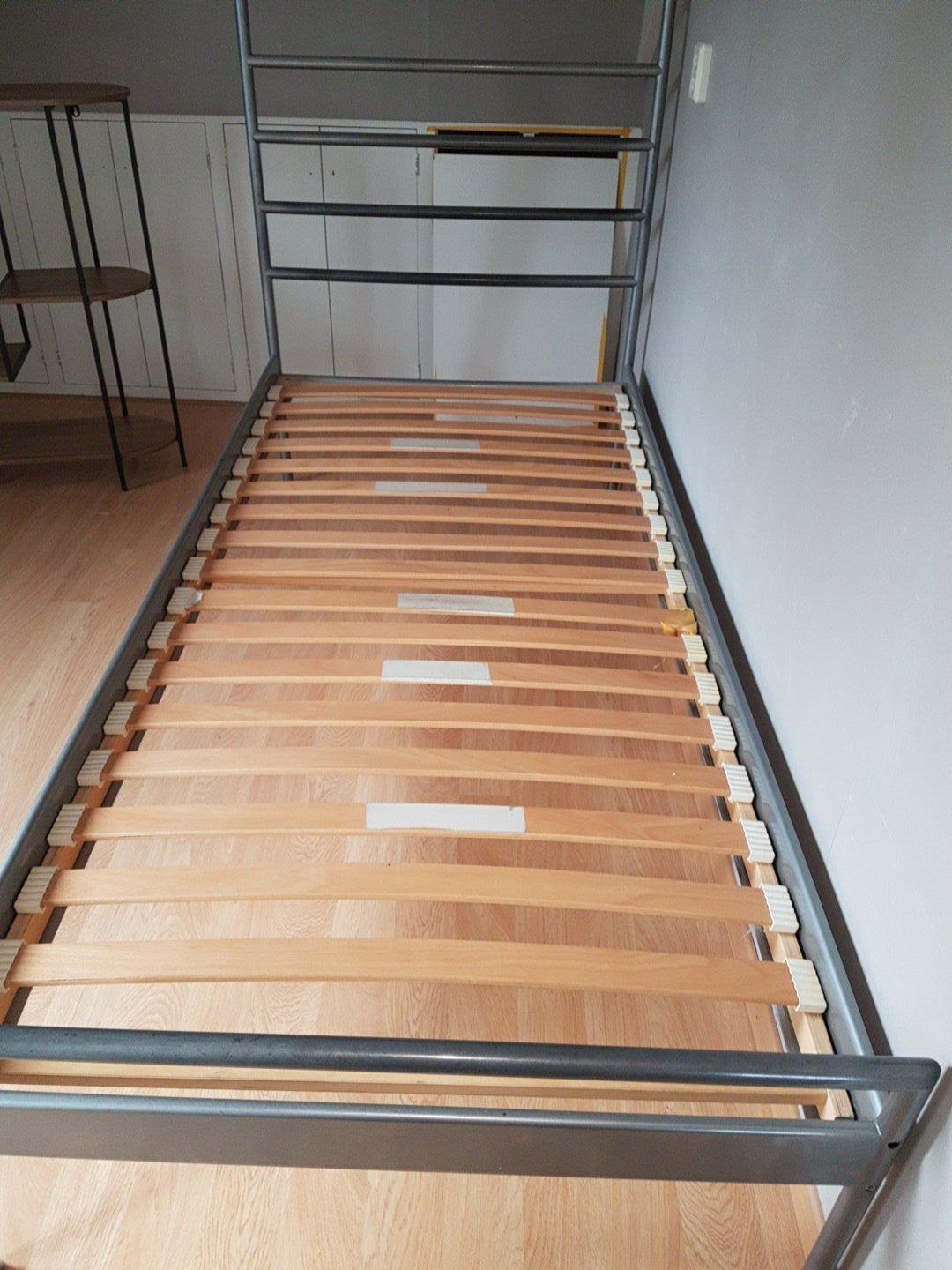 Eenpersoonsbed met lattenbodem - Grijs metaal, Ophalen, Gebruikt, 90 cm, Eenpersoons