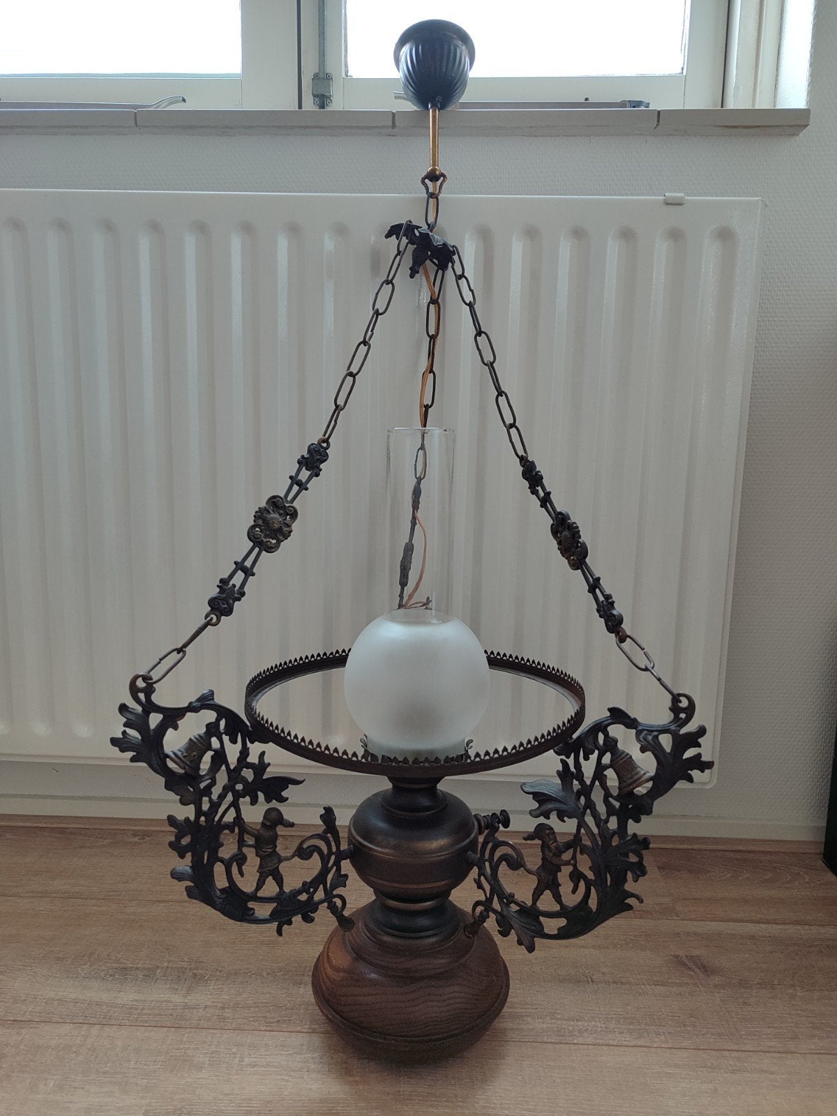 Antieke hanglamp met hout en smeedijzeren details, Ophalen of Verzenden