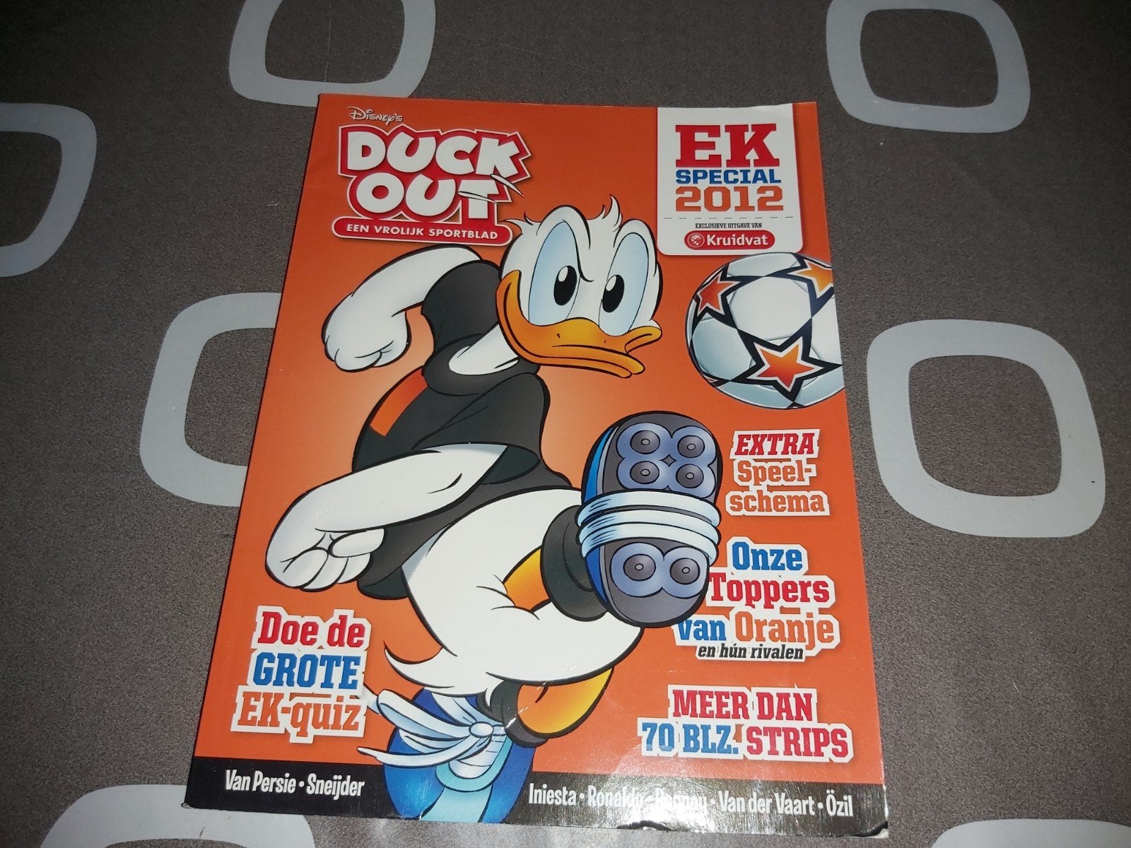 Donald Duck. Duck Out. Ek Special 2012. Stripboek., Eén stripboek, Ophalen of Verzenden, Zo goed als nieuw