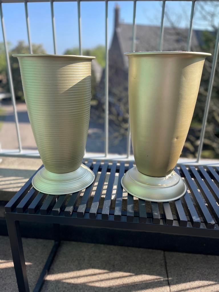 Set van 2 aluminium vazen, goudkleurig, 40 cm hoog, Ophalen of Verzenden, Zo goed als nieuw