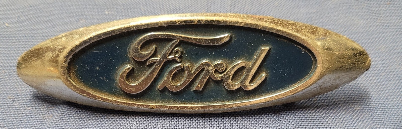Ford embleem ovaal - Klassiek model,  Aluminium, nette staat, Auto-onderdelen, Ophalen of Verzenden, Gebruikt, Ford, Achterklep