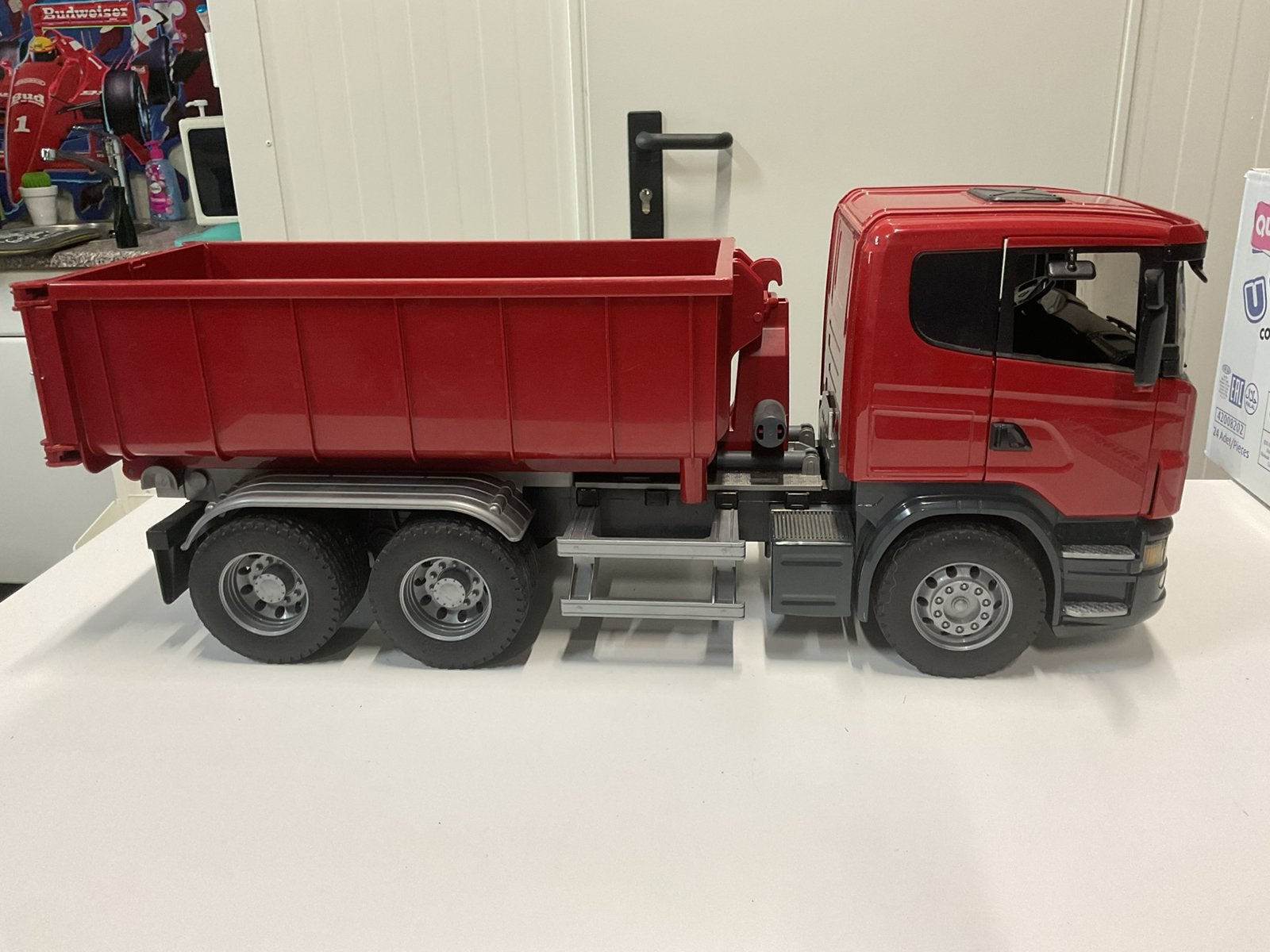 Bruder Scania Container truck met afzet container als nieuw, Kinderen en Baby's, Speelgoed | Speelgoedvoertuigen, Ophalen, Zo goed als nieuw