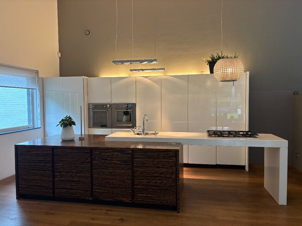 Luxe Biefbi keuken met kookeiland en diverse apparatuur