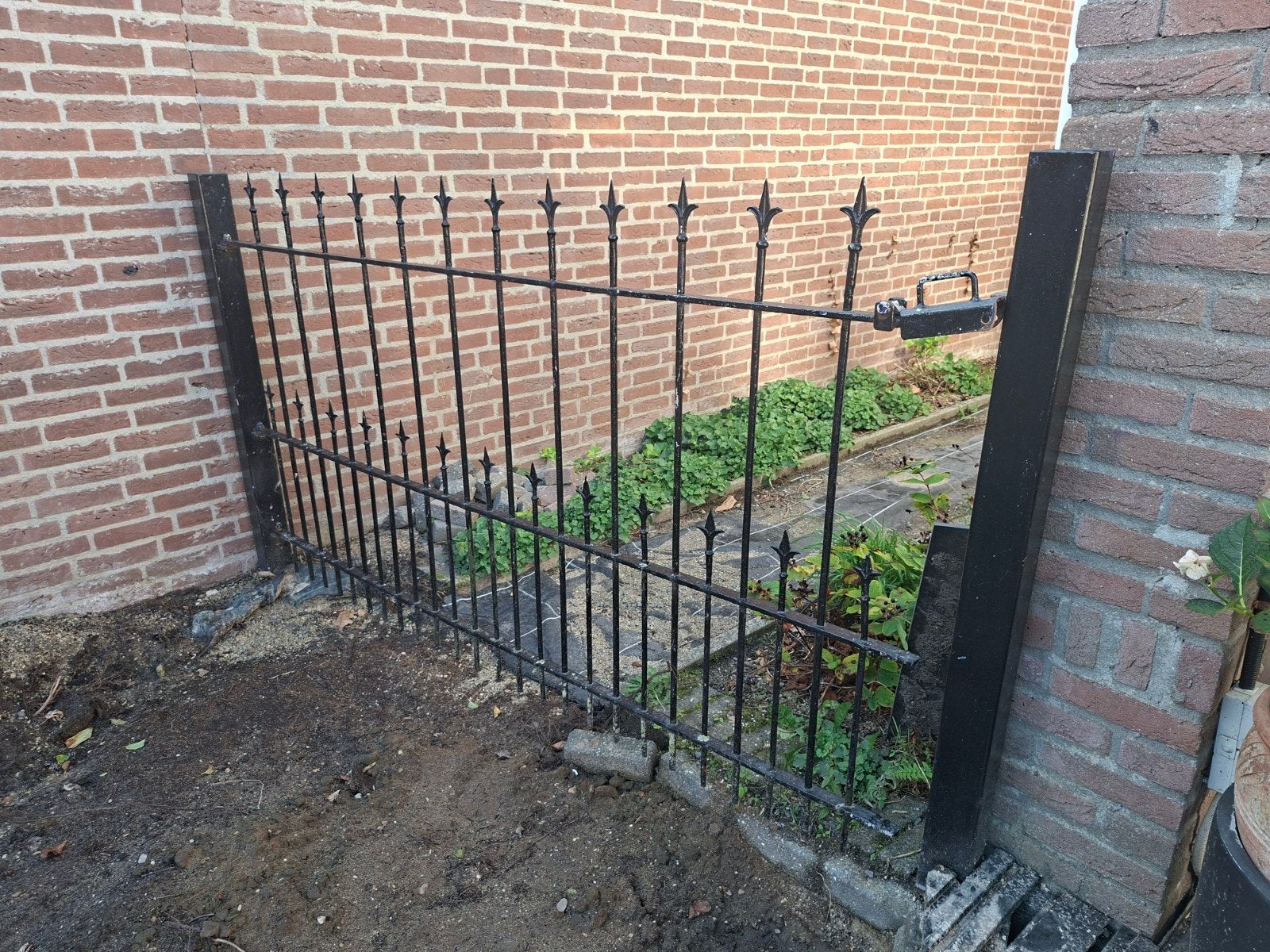 Zwart sierhekwerk met poort - Gebruikt 220 cm breed, 110 cm, Ophalen, Met poort, Gebruikt, Sierhekwerk
