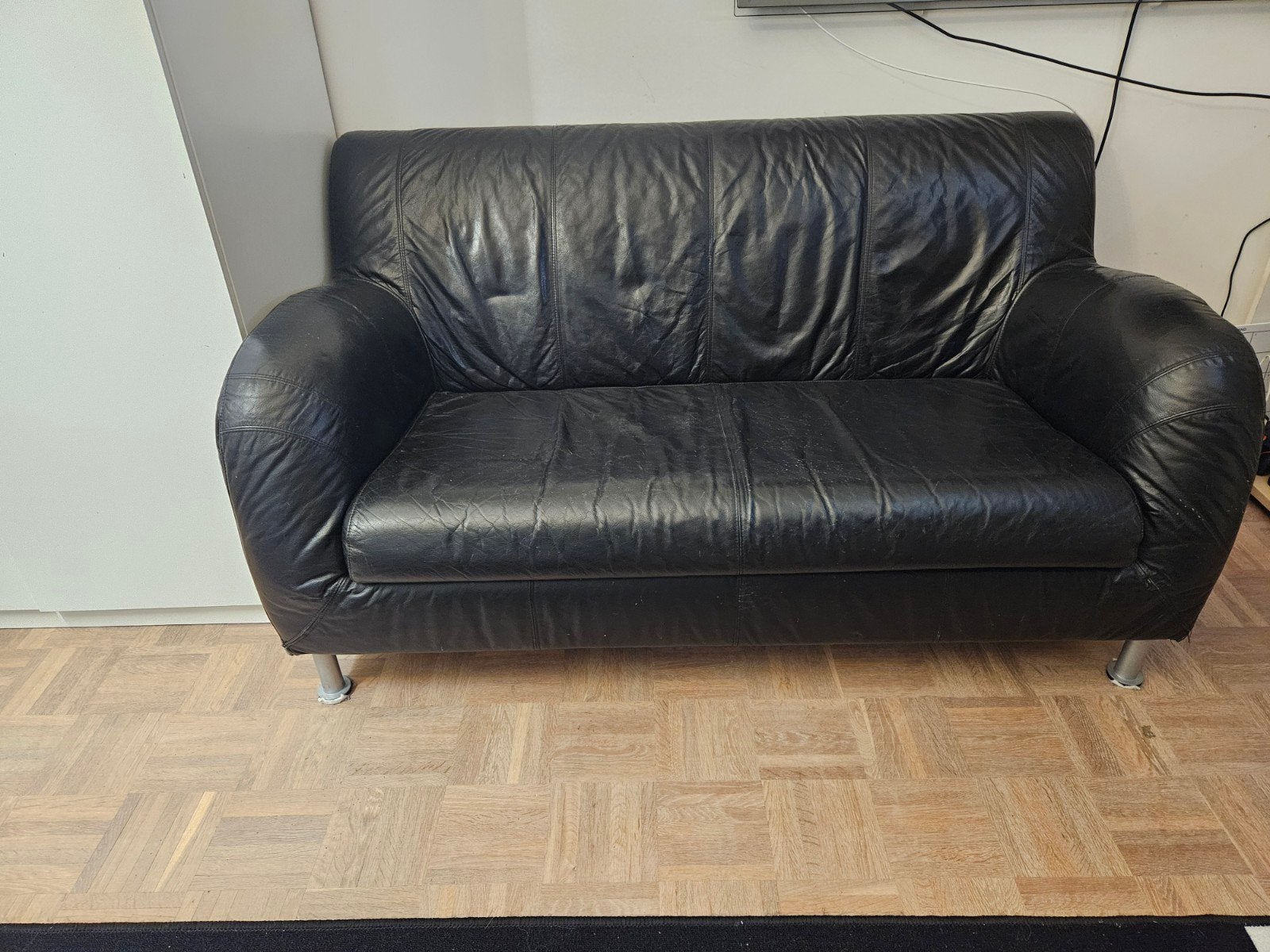 Comfortabele zwarte leren tweezitsbank, Ophalen, Gebruikt, 150 tot 200 cm, Tweepersoons