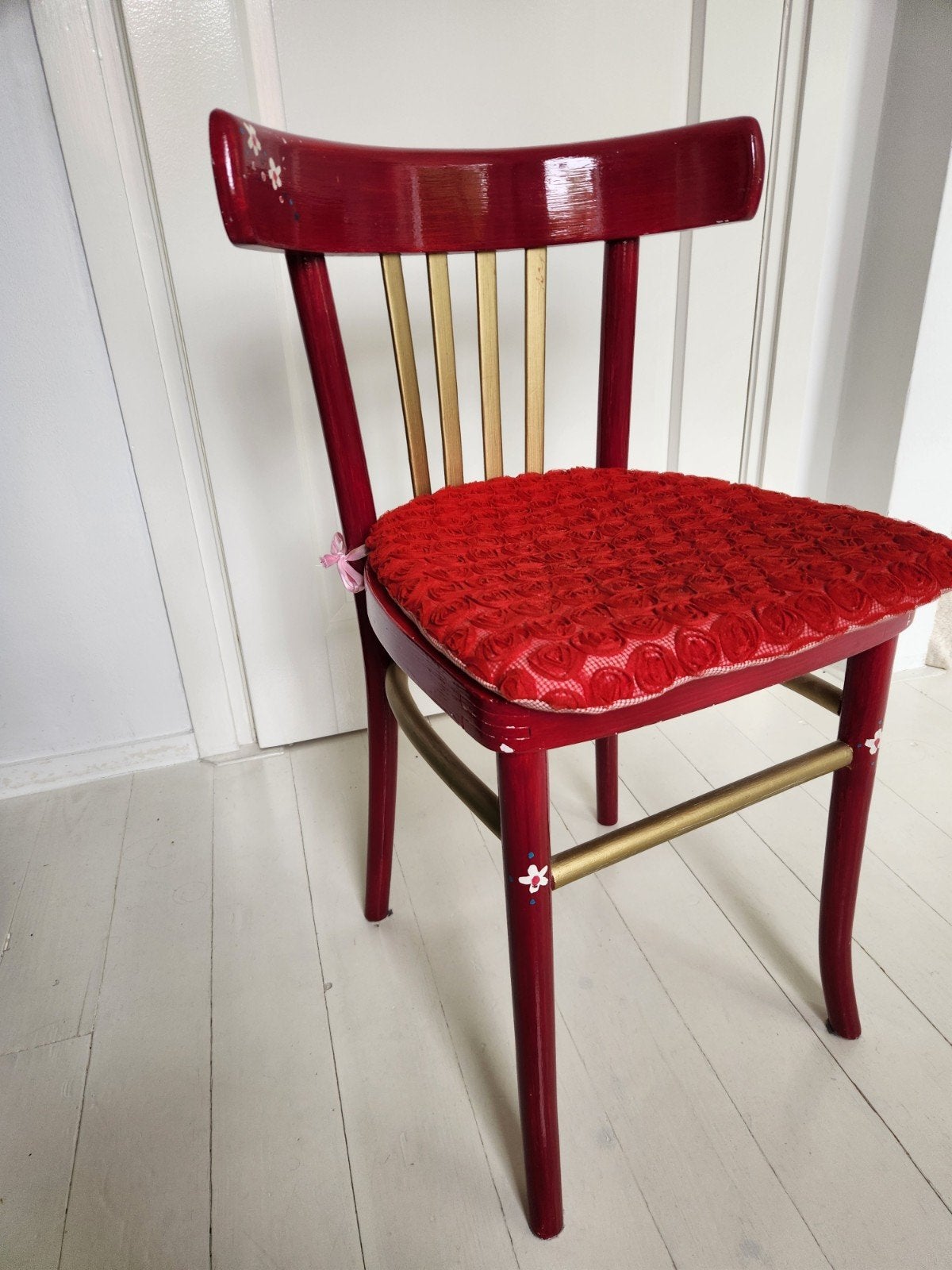 Vrolijk geschilderde houten stoel, Ophalen, Gebruikt, Eén, Rood