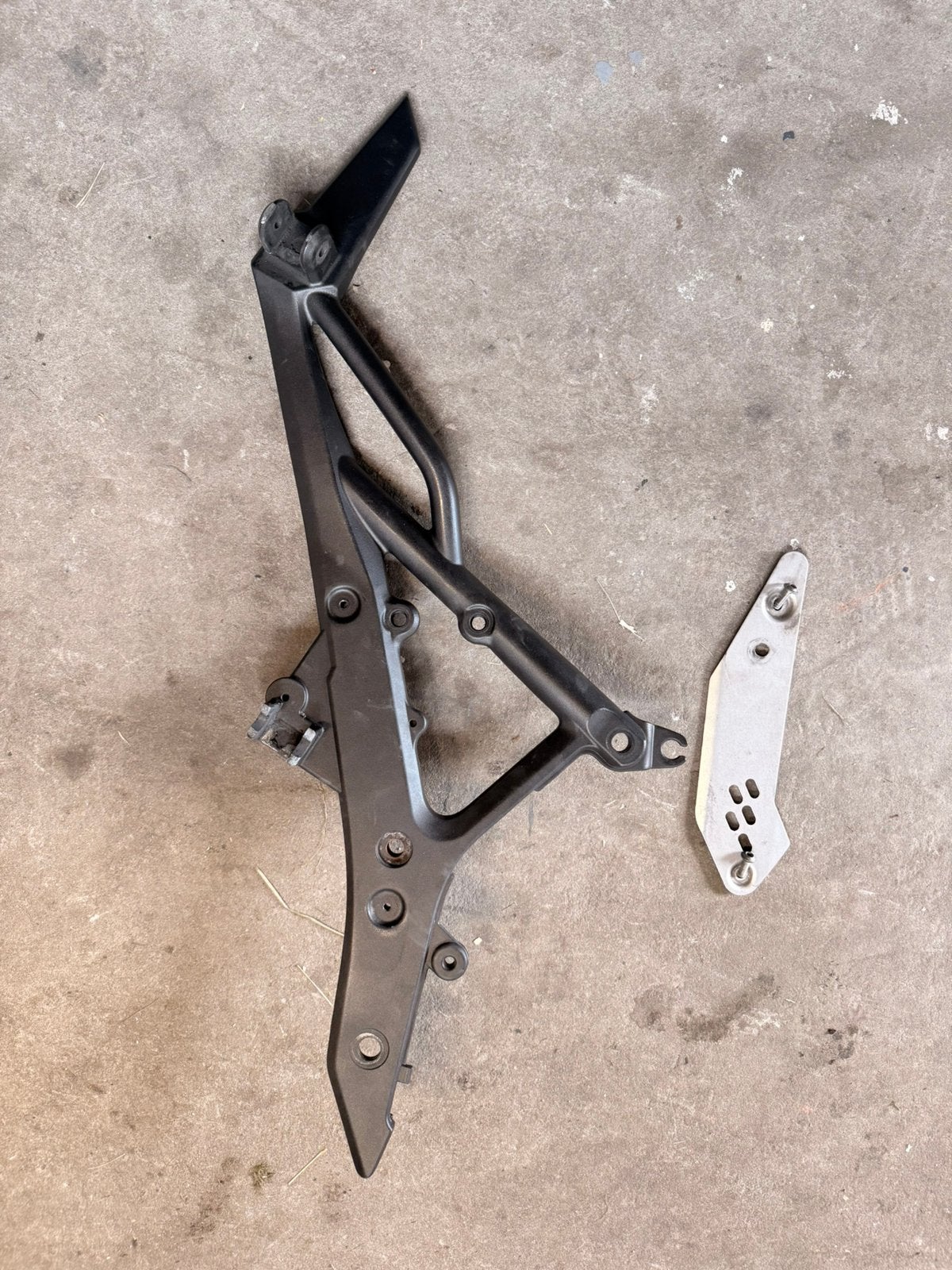 Kawasaki ER-6N rechter voetsteunhouder / schetsplaat, Motoren, Ophalen, Gebruikt