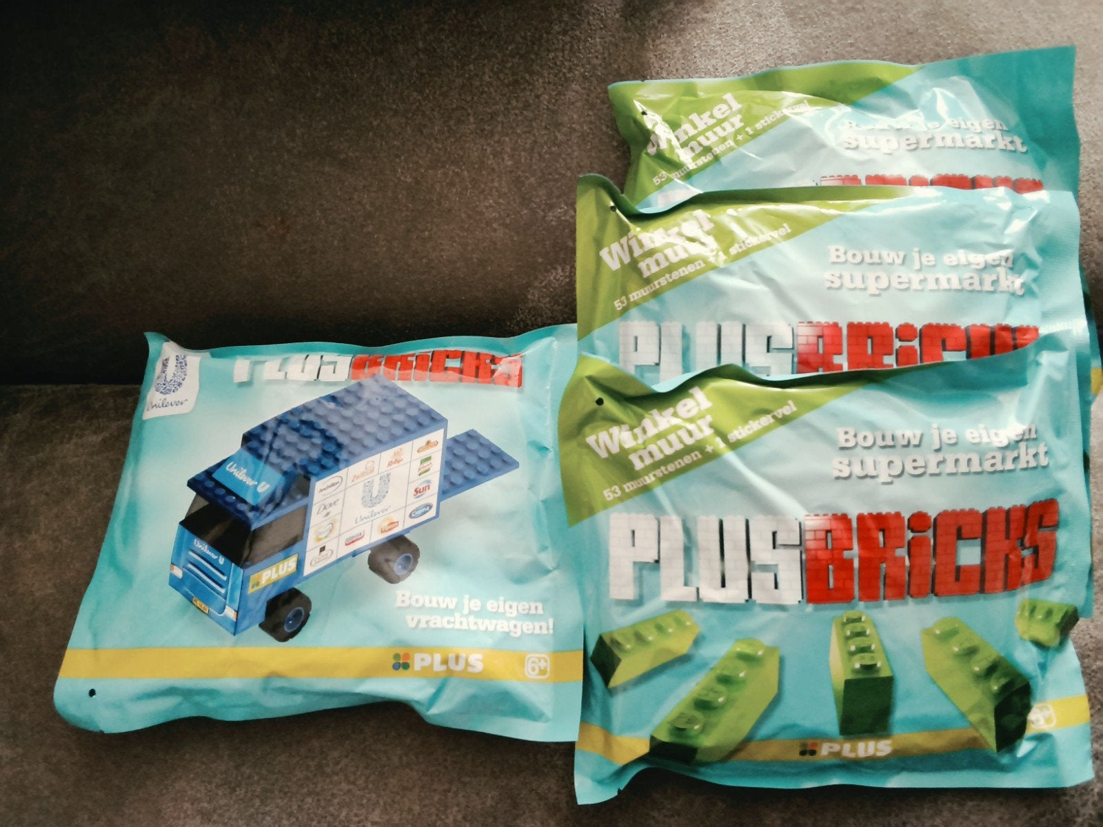 Plus Bricks: vrachtwagen & 3 zakjes winkelmuur, Verzamelen, Plus, Ophalen of Verzenden