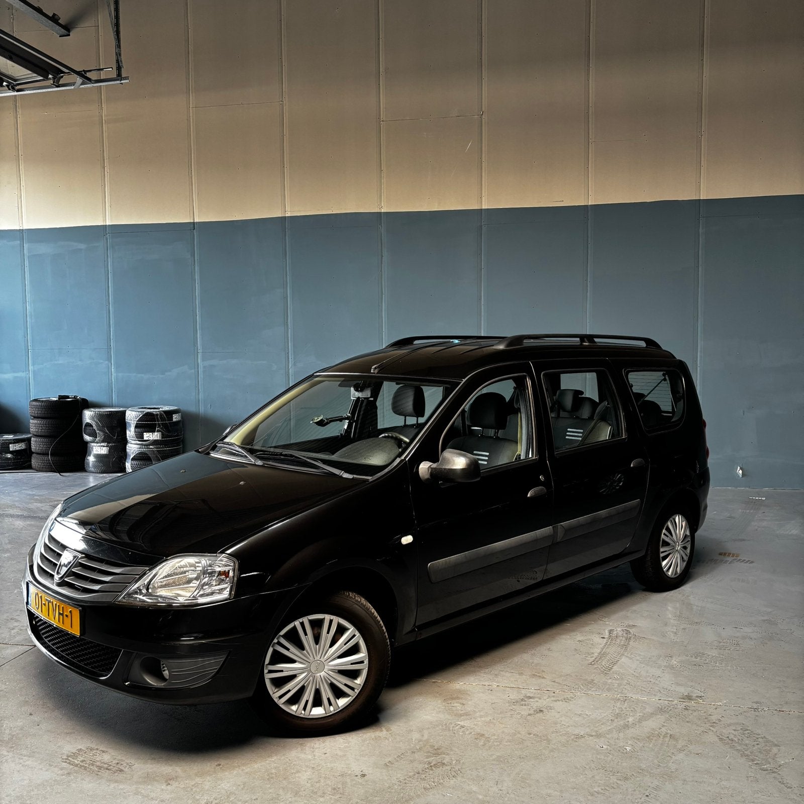 Dacia Logan 1.6 MCV 62KW 7P 2012 Zwart, Auto's, Dacia, Voorwielaandrijving, 4 cilinders, 635 kg, 7 stoelen